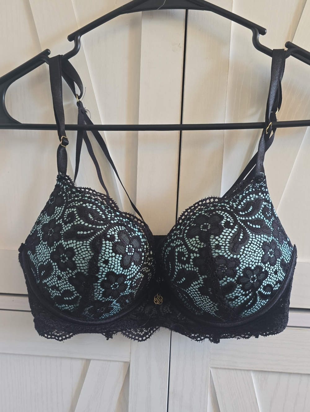 DAISY FUENTES 34B Black Lace Bra with Aqua Underlay